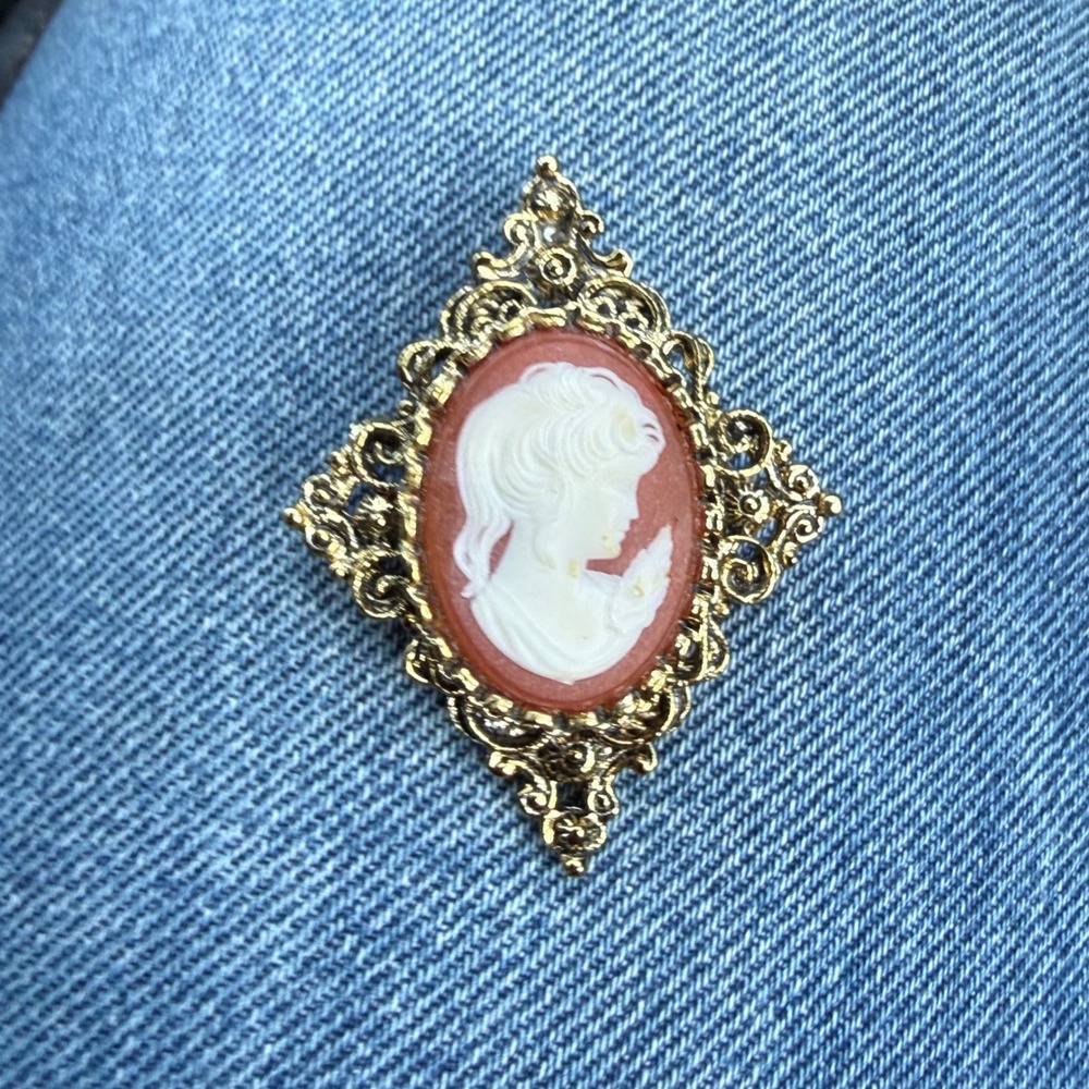 Vintage Gerrys Gold Tone Filigree Coral White Cameo Brooch Pendant Pin